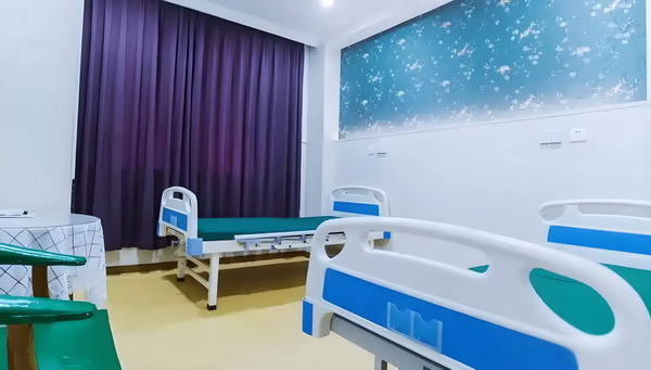 办理入户深圳户口_专访导演饶晓志：对《万里归途》满意和骄傲 